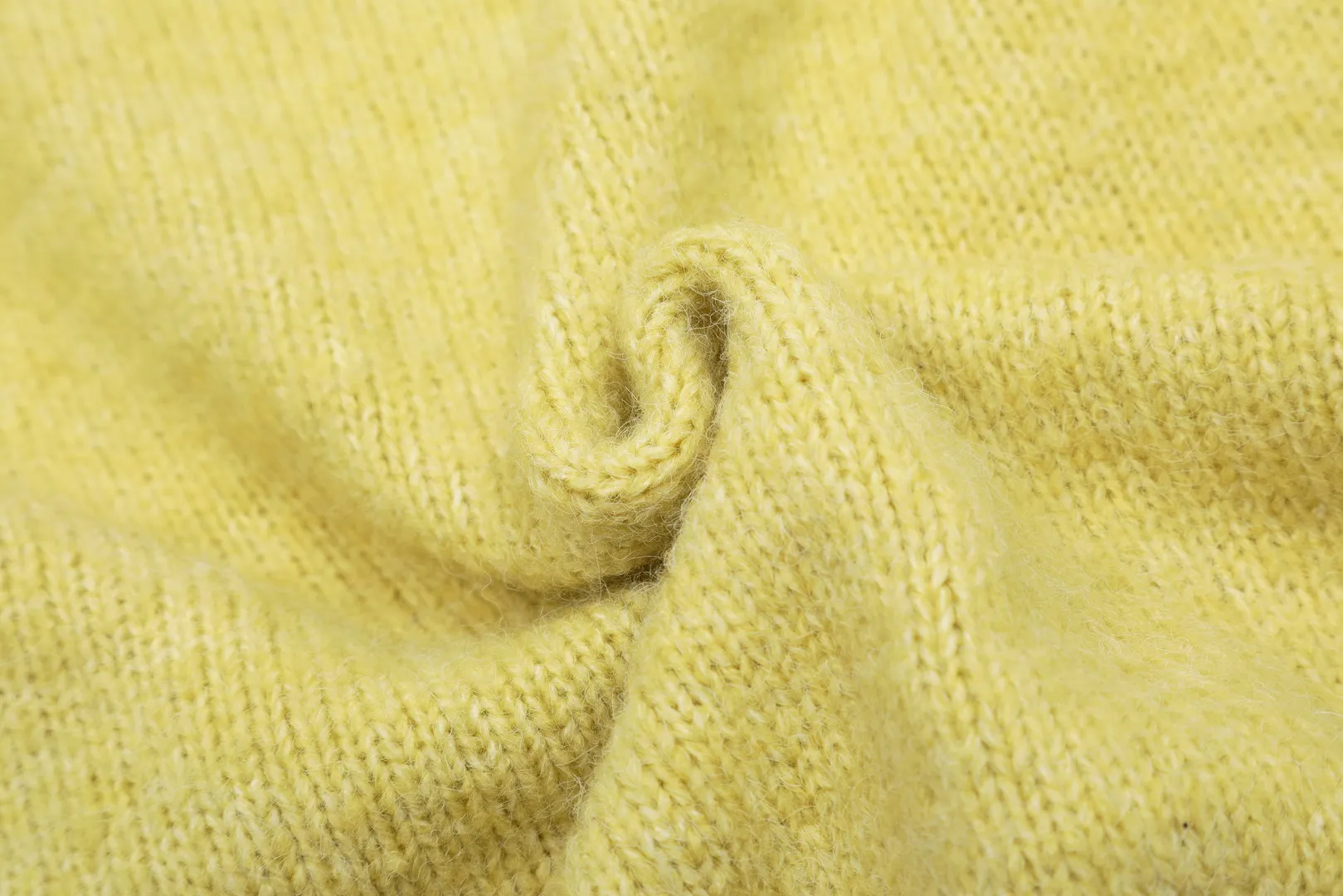 VIVI137 vivienne west wood 25th new spring style cardigan with three-color yarn splicing and embroidered chapter design 🧩 5.5-count custom-woven and dyed tunic wool, definitely not the spandex imitation wool on the market 🧩100% restoration of heavy-duty weaving method loose cuffs restored original pattern 🧩super high embroidery density single chapter 20,000 stitches of embroidery 🧩100% chemically tested custom-woven and dyed wool 0 color difference Size: 1 yard (90-110 pounds) 2 yards (110-130 pounds) 3 yards (130-150 pounds) Color: gray yellow